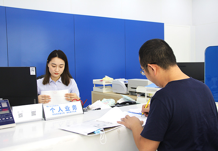 “三敢三比”——综合收费员：坚守平凡窗口 奉献最美青春